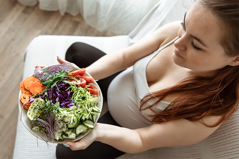 pregnant-woman-with-plate-fresh-vegetables